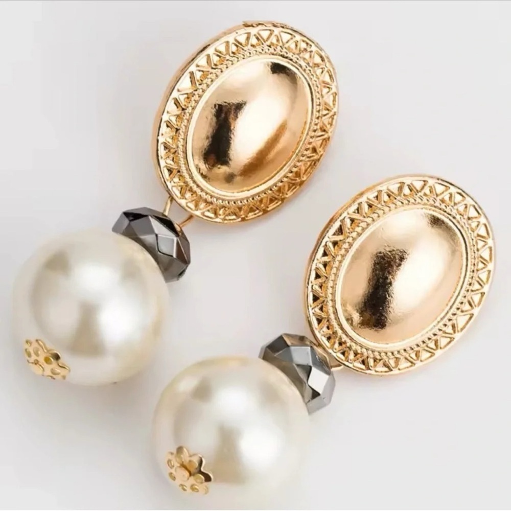 Vintage Gold Oval Button Pearl Earrings - Picture 4 of 4